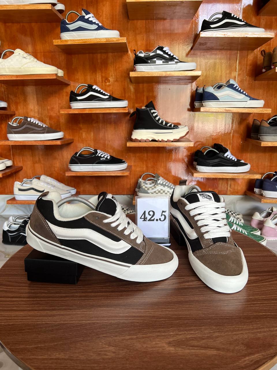 VANS KNU